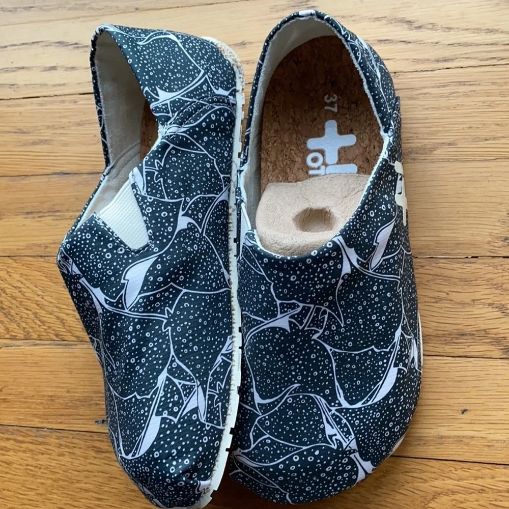 OTZ Espadrille Canvas Green Gray White Print NWT Size 6 Women's